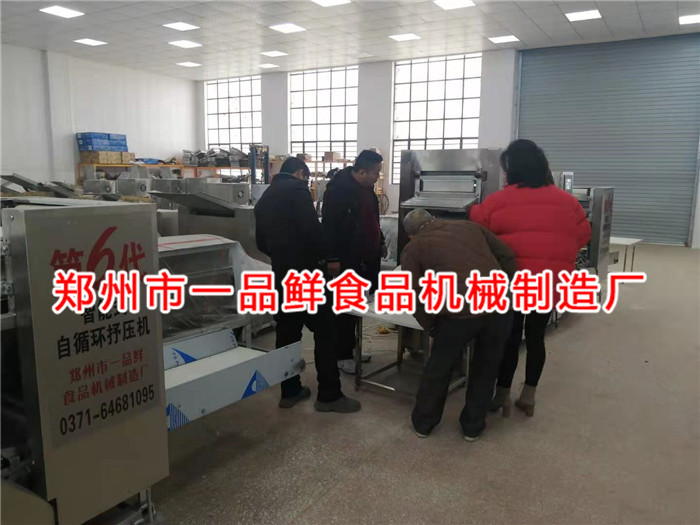 廣州的老客戶考察大型揉壓機(圖1) 廣州的老客戶考察大型揉壓機(圖1)