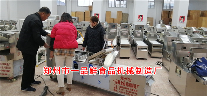 多功能燴面機調(diào)試中 多功能燴面機調(diào)試中