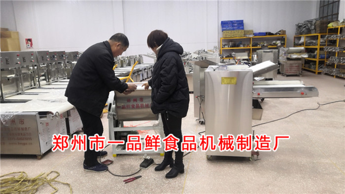 師傅介紹和面機揉壓機的操作 師傅介紹和面機揉壓機的操作