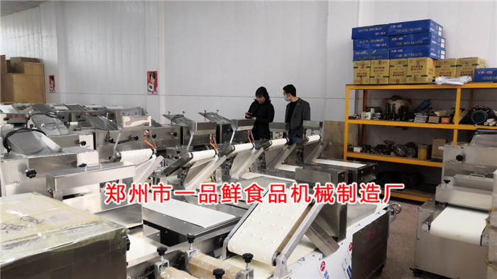 蘭州客戶考察多功能拉面機(jī) 蘭州客戶考察多功能拉面機(jī)