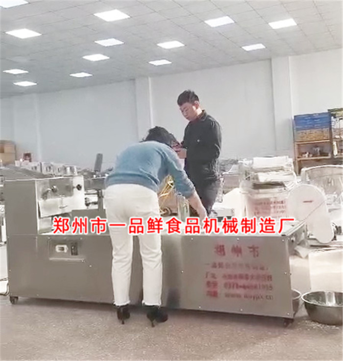 多功能拉條機設備調試中 多功能拉條機設備調試中