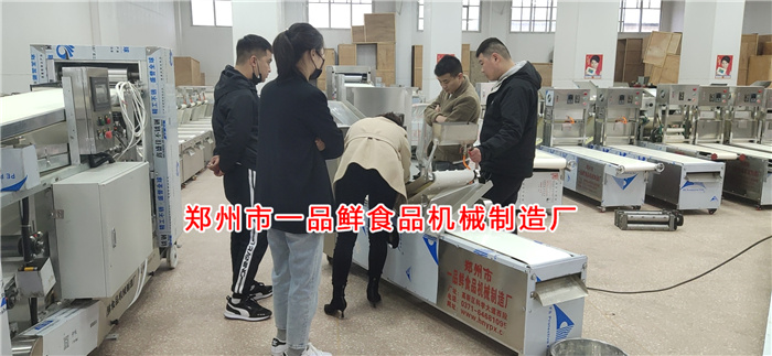 燴面機(jī)調(diào)試中 燴面機(jī)調(diào)試中