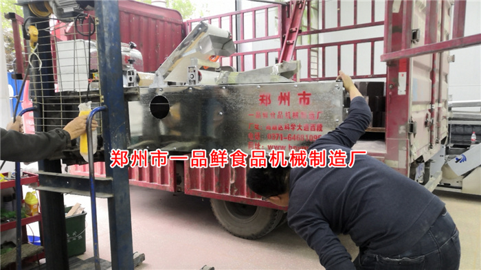 燴面機調試完畢裝車發往目的地 燴面機調試完畢裝車發往目的地