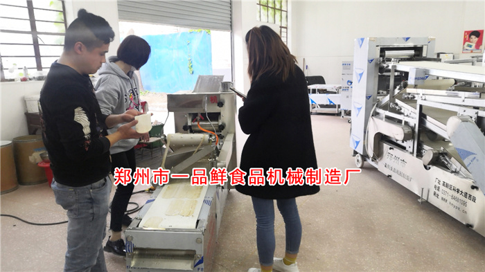 客服為客戶調試燴面機 客服為客戶調試燴面機