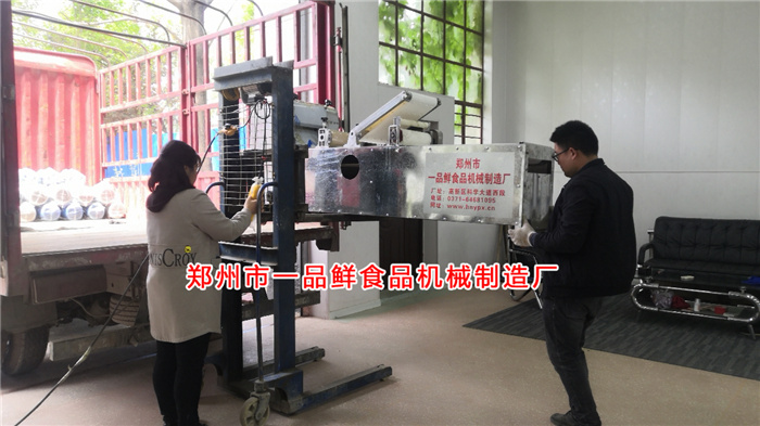 面館燴面機(jī)裝車(chē)中 面館燴面機(jī)裝車(chē)中