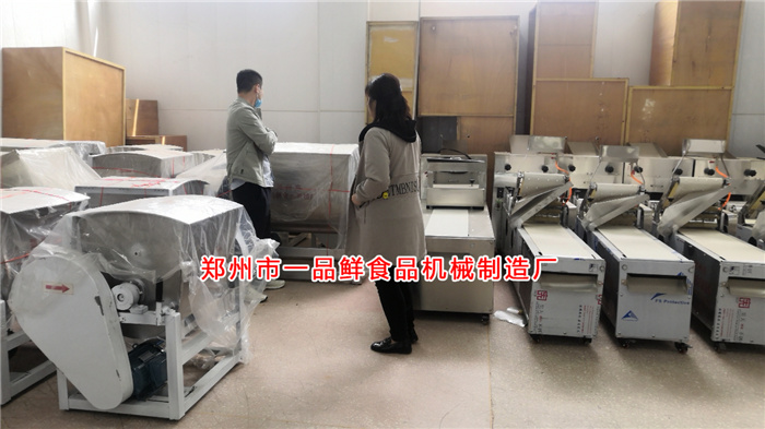 客戶考察成型機輔助設備 客戶考察成型機輔助設備